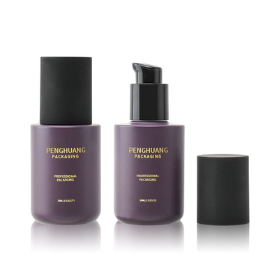 A fundação 30ml líquida clara luxuosa engarrafa com a bomba preta da loção do colar do ouro