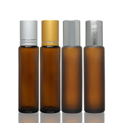 Embalagem de luxo de cosméticos em rolos de vidro em garrafas com tampa de ouro
