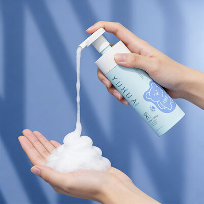 Embalagens de plástico garrafas de espuma adequadas para produtos cosméticos com design de tampa de parafuso e compatibilidade com a impressão em tela de seda