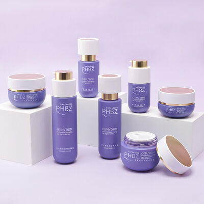 Conjunto abrangente de embalagens de cosméticos com garrafas de vidro luxuosas, frascos de loção com tampa dourada, frascos de creme e embalagens de cosméticos