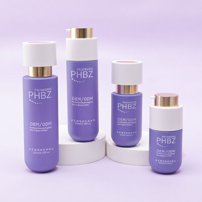 Conjunto abrangente de embalagens de cosméticos com garrafas de vidro luxuosas, frascos de loção com tampa dourada, frascos de creme e embalagens de cosméticos