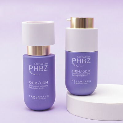 Conjunto abrangente de embalagens de cosméticos com garrafas de vidro luxuosas, frascos de loção com tampa dourada, frascos de creme e embalagens de cosméticos