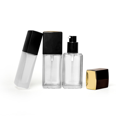 Garrafa de vidro dada forma quadrado da fundação 30ml líquida vazia com a bomba da parte superior do ouro