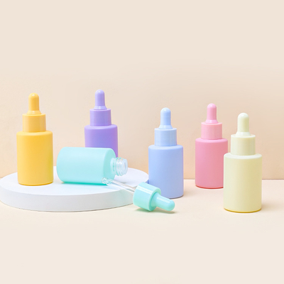 Os azul-céu colorem o conta-gotas de vidro do soro engarrafam o óleo de cabelo que empacota 30ml