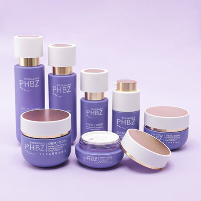 Conjunto abrangente de embalagens de cosméticos com garrafas de vidro luxuosas, frascos de loção com tampa dourada, frascos de creme e embalagens de cosméticos